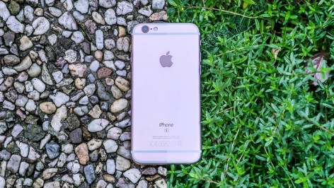 Sledujete dvě fotky iPhone 6S rose gold.